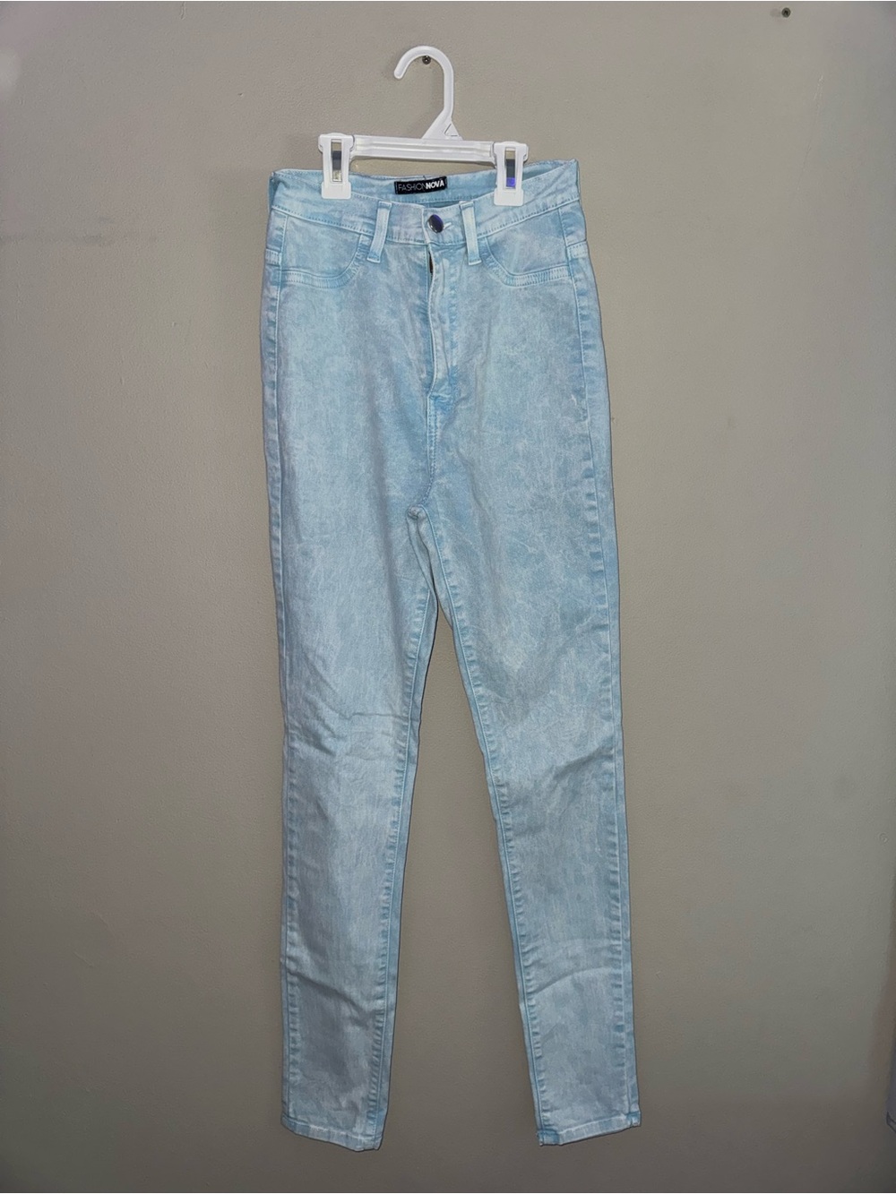Never worn, fashion nova , high rise, stretchy skinny jeans, size 7